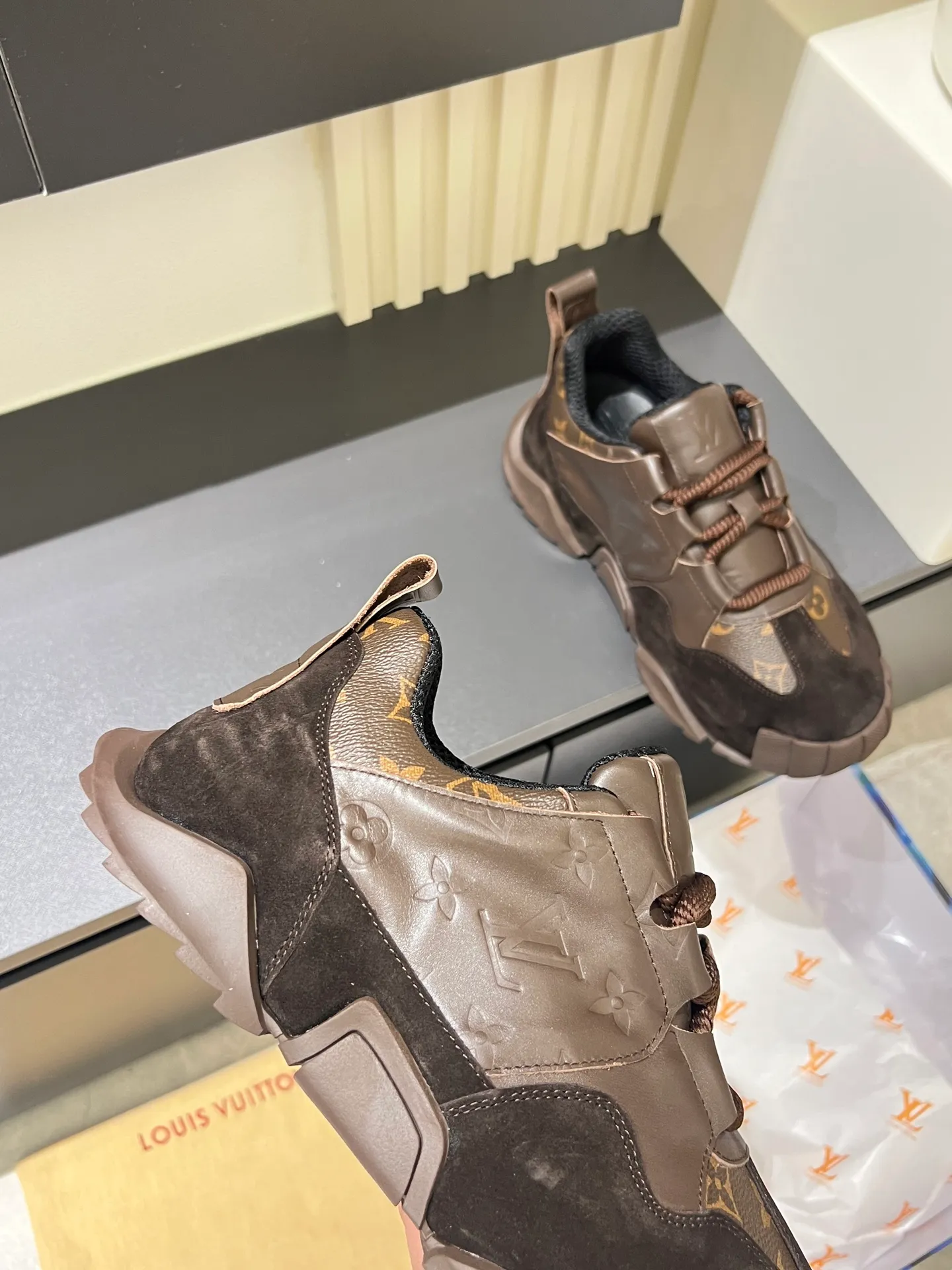 p600 "LOUI* VUITTO*" popular men's casual shoes, genuine development in Italy 💯Purchasing level quality ✔️The upper is made of first-layer cowhide, comfortable and soft sheepskin feet ⚡️ Fashionable and versatile, the toe last shape is firm and full, the soles are made from original LV molds and can be freely entered and exited the counter. Light and comfortable on the feet~Purely handmade, details determine quality! Size:39-44!
